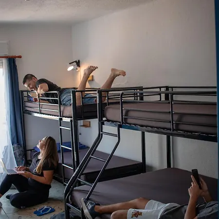 Mana Mana Youth Hostel *