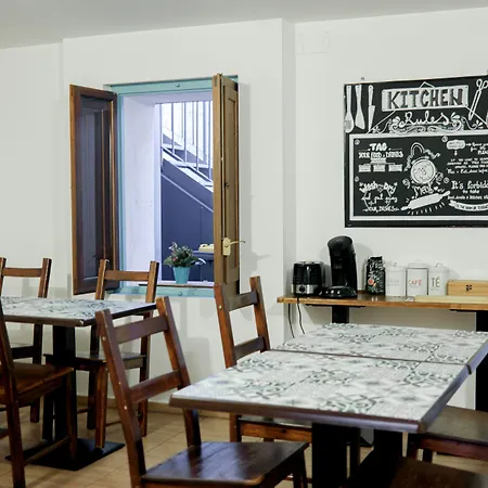 Mana Mana Youth Hostel *