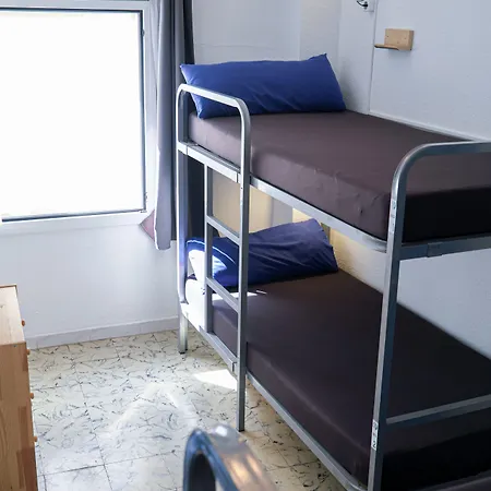 Mana Mana Youth Hostel *