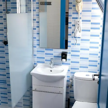 Mana Mana Youth Hostel *