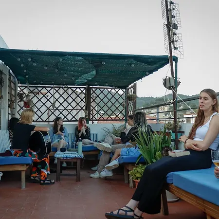 Mana Mana Youth Hostel *