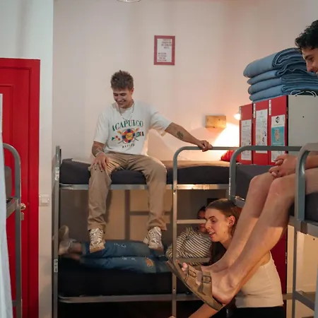 Mana Mana Youth Hostel *