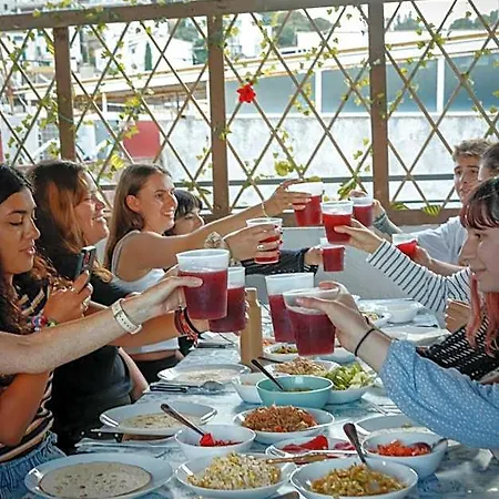 بيت شباب Mana Mana Youth