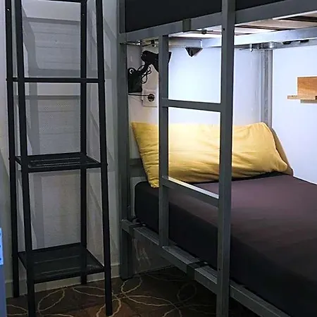 Mana Mana Youth Hostel *