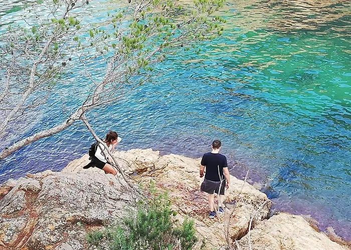 Mana Mana Youth Hostel *