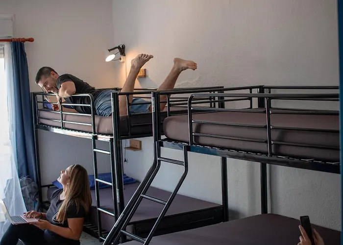 Mana Mana Youth Hostel *