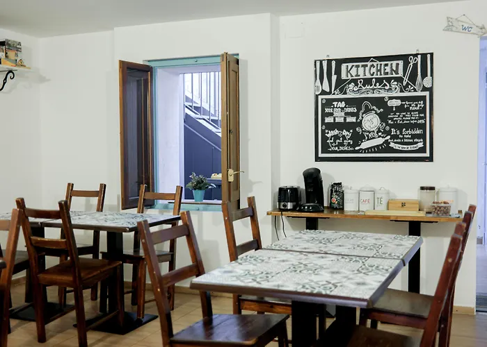 Mana Mana Youth Hostel *